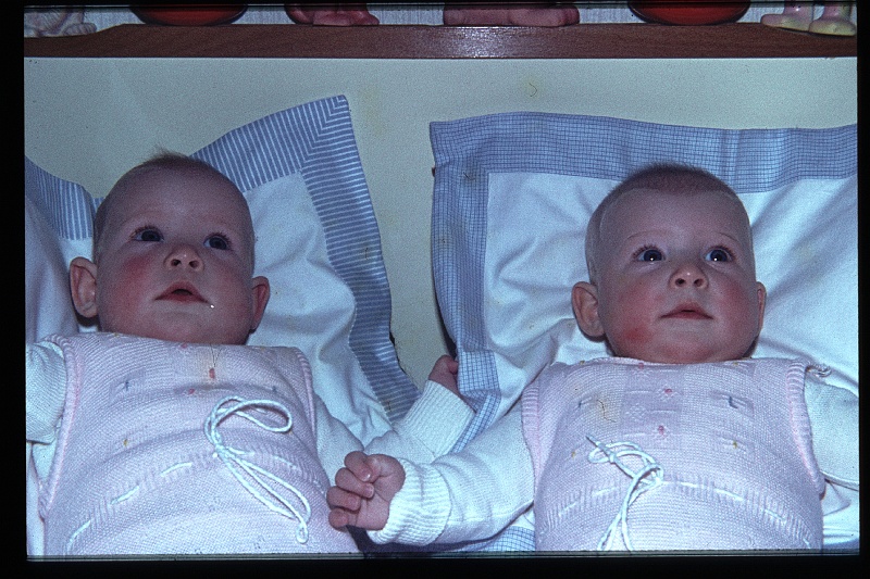 09.Delft jan 1964 Brigitte,Marion.JPG